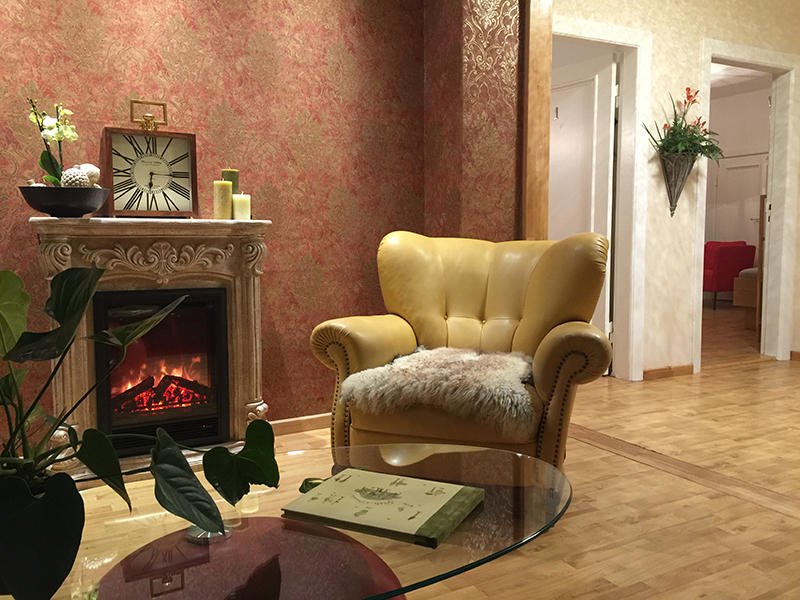 Ritterhude Pension Brighton-House: Die Lounge, gemütlicher Treff der Gäste mit Terrassenblick